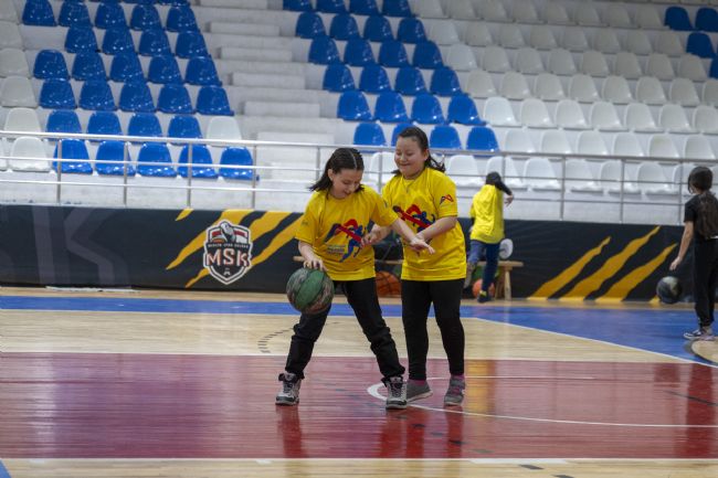 DÖRDÜZ KARDEŞLER BÜYÜKŞEHİR’İN SPOR KURSLARIYLA GELİŞİYOR VE SOSYALLEŞİYOR