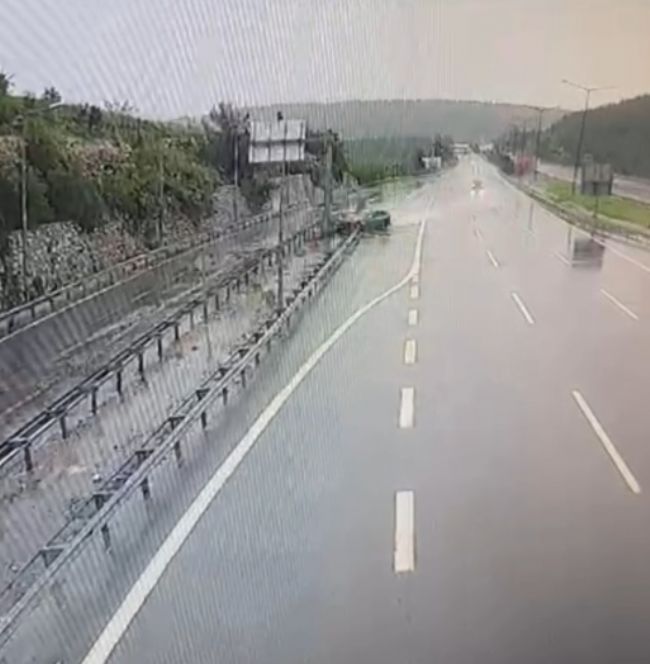 Otomobil bariyerlere ve araca çarptı