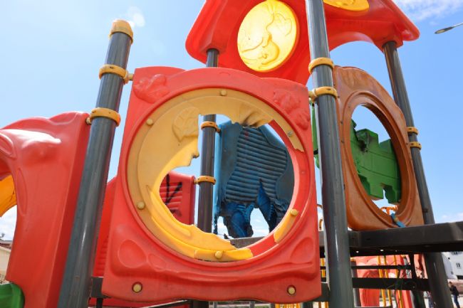 Mersin'de çocuk parkına çirkin saldırı: Oyun grupları ateşe verildi