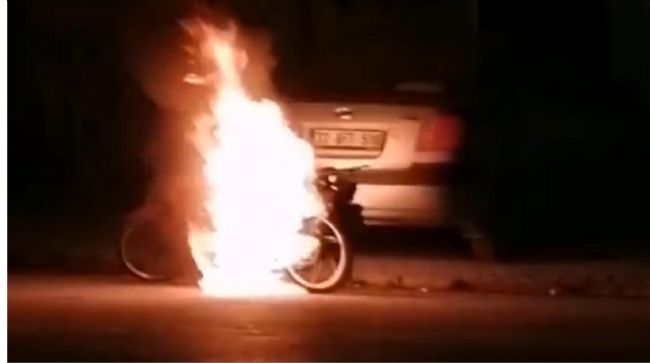 MOTOSİKLET SOKAK ORTASINDA ALEV ALEV YANDI