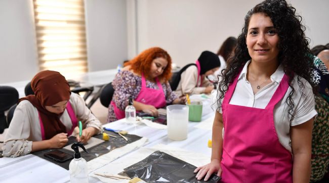SERAMİK KURSUYLA HEM HOBİ EDİNİYOR, HEM DE YENİ MESLEK ALANLARININ KAPISINI AÇIYORLAR