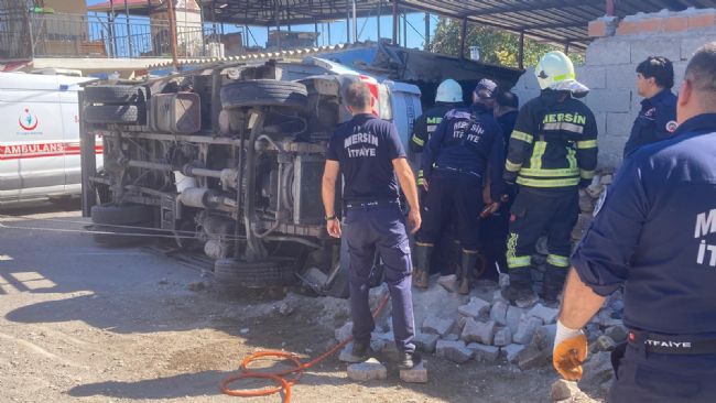 Kamyonet 2 evin arasındaki depoya girdi, yaralılar ekiplerin çalışmasıyla kurtarıldı