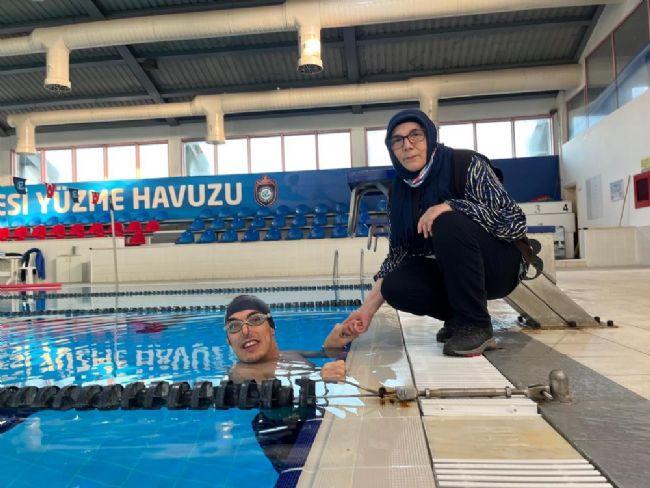 Fedakâr Anne, Oğlu ile Engelleri Aşıyor