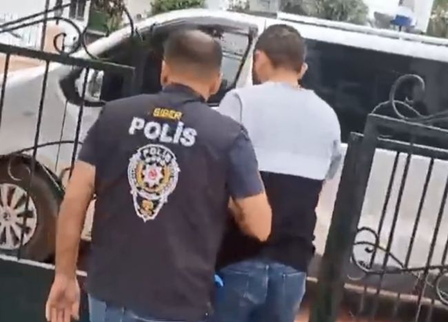 Mersin'de siber polisinden çifte operasyon: 5 gözaltı