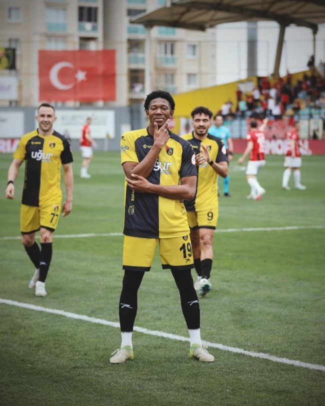 "Üniversite Okumaya Geldi, Yeşil Sahada Parladı"