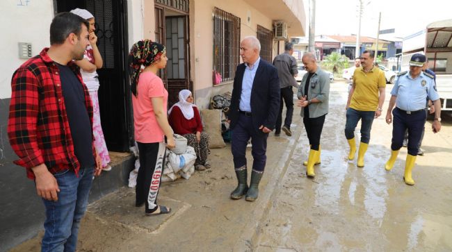  AKDENİZ BELEDİYESİ, YAĞIŞTAN ETKİLENEN VATANDAŞLARA YARDIM ETTİ