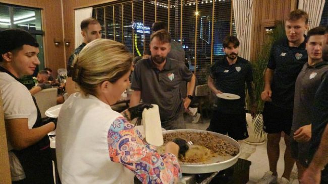 Bursasporlu oyuncular galibiyeti tantuni yiyerek kutladı