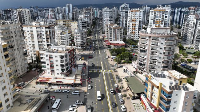 Büyükşehir ekipleri, Mezitli’de Zeytinli Cadde’yi yeniledi