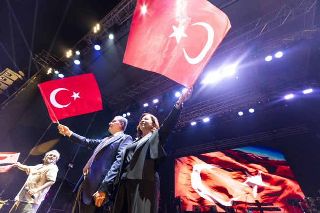 Selda Bağcan, 'Mersin Gençlik Festivali' kapsamında sahne aldı