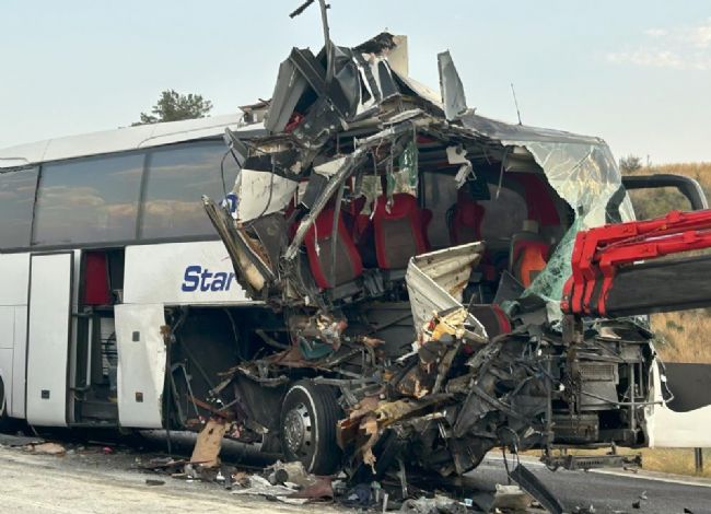 Tarsus'ta otobüs tıra çarptı: 9 yaralı