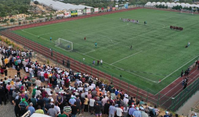 Böyle futbol turnuvası görülmedi; tribünler yetmedi, tepeler dolu!