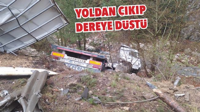 YAĞIŞ NEDENİYLE KONTROLDEN ÇIKAN TIR DERE YATAĞINA YUVARLANDI