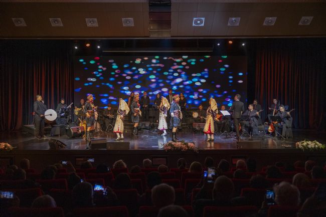 BÜYÜKŞEHİR, ‘ANADOLU’DAN EZGİLER’ KONSERİ İLE SANATSEVERLERİ BİR ARAYA GETİRDİ BÜYÜKŞEHİR, HALK MÜZİĞİ EZGİLERİ İLE HALK DANSLARINI BULUŞTURDU MERSİN BÜYÜKŞEHİR BELEDİYESİ MÜZİK TOPLULUĞU ANADOLU EZGİLERİYLE SAHNE ALDI