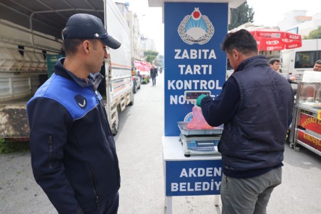 Akdeniz’de zabıta ekipleri pazar yerini denetledi