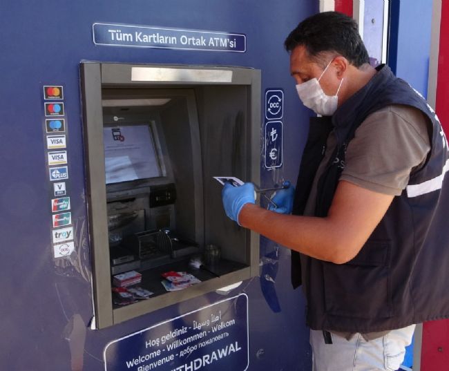 Para çekemeyince ATM’yi tahrip ettiler