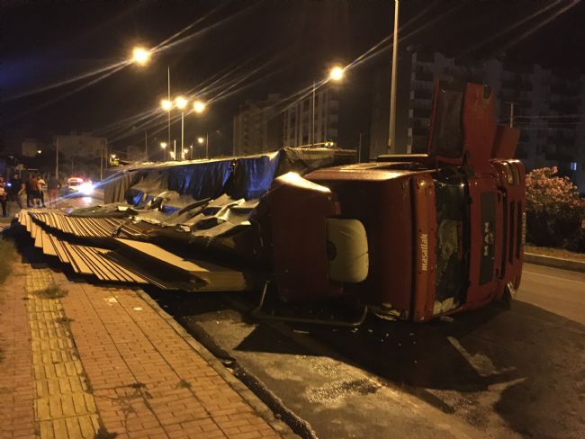 Kontrolden çıkan otomobil kaldırıma vurdu, ona metreler kala tır devrildi