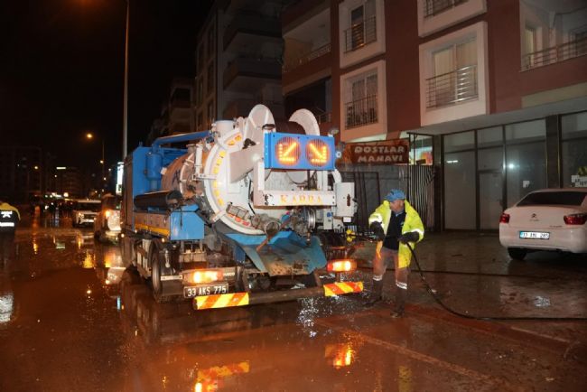 MESKİ, taşkın nedeniyle kapanan yolu anında ulaşıma açtı
