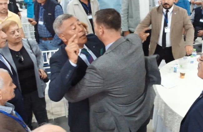 İYİ Parti kongresinde gergin anlar, kürsüyü bile devirdiler