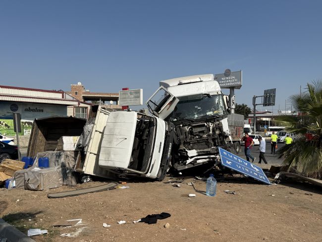 Mersin'de tırlar zincirleme kaza yaptı: 2 yaralı