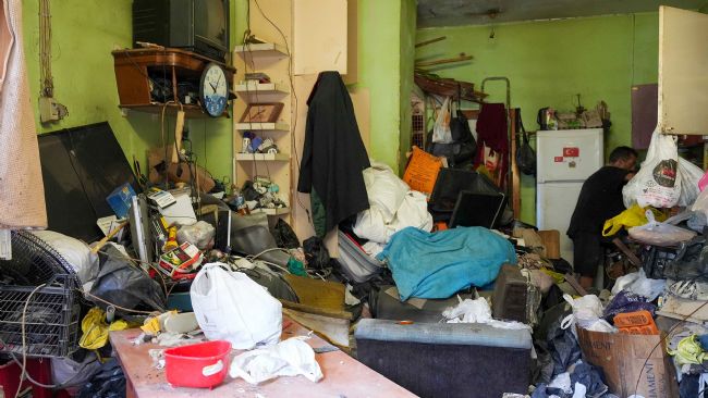 Tarsus'ta bir evden 28 ton çöp çıkarıldı