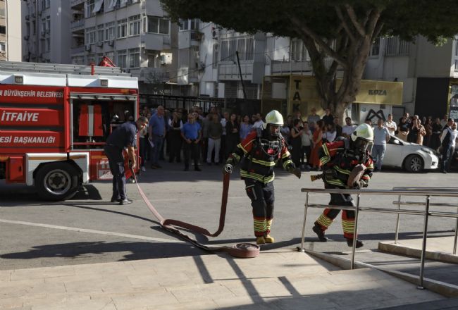 Mersin Büyükşehir Belediyesi binasında yangın tatbikatı gerçekleştirildi