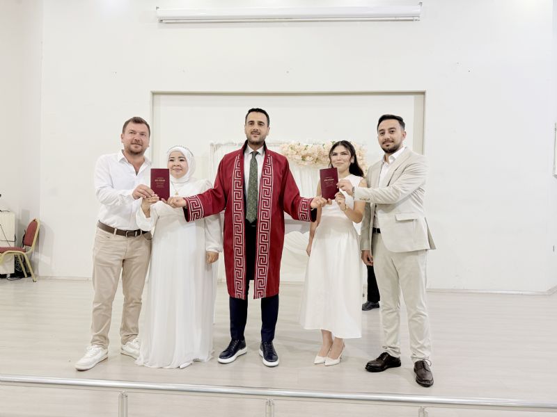 KARDEŞLERİN ÇİFTE MUTLULUĞU: AYNI GÜN EVLENİP, BİRBİRLERİNE ŞAHİT OLDULAR