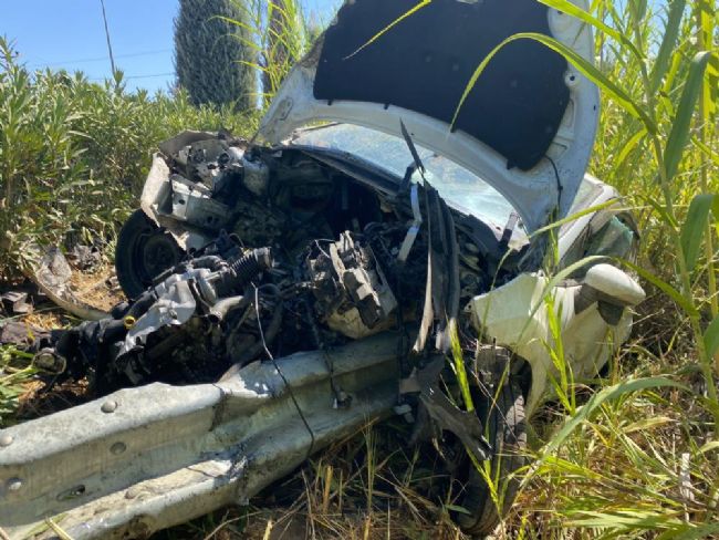 Otomobilin motoruna demir bariyer saplandı; 1 yaralı