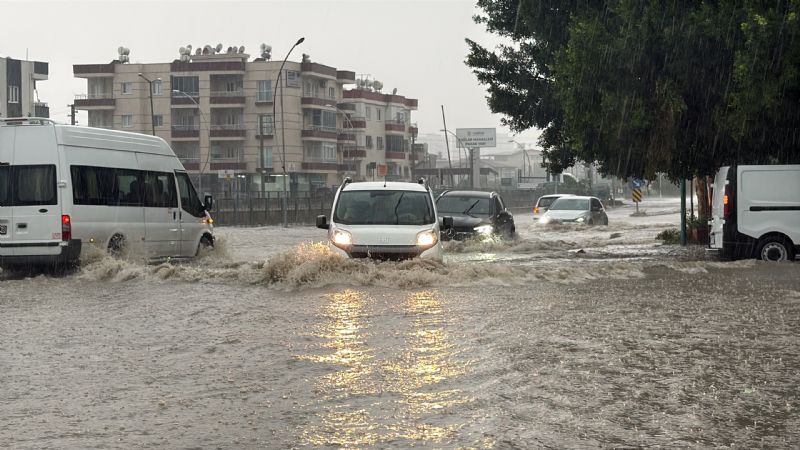 TARSUS'TA SAĞANAK YAĞIŞ HAYATI OLUMSUZ ETKİLEDİ: YOLLAR VE SİTE BAHÇELERİ SU ALTINDA KALDI