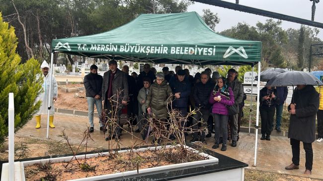 Mersin’de hayatını kaybeden keman sanatçısı Laçin Akyol, mezarı başında anıldı