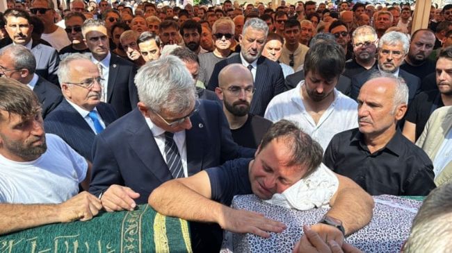 O doktor, oturup oğluyla eşinin ölümünü izlemiş