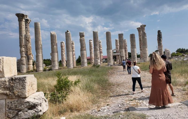 Uzuncaburç’ta sütunların gölgesinde yolculuk