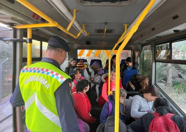 Mersin'de jandarma ekipleri okul servis araçlarını denetledi