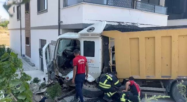 Hafriyat kamyonu apartman balkonuna girdi: 1 yaralı