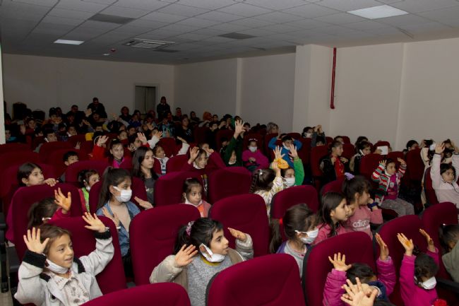 Büyükşehir tiyatro izlemeyen çocuk bırakmıyor