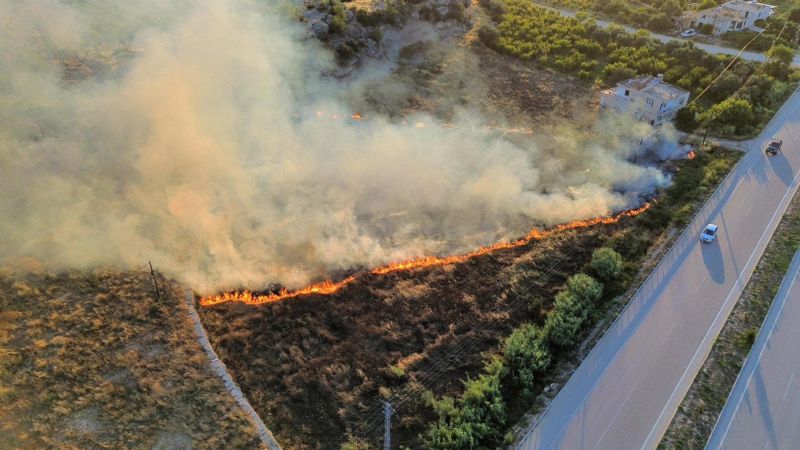 MERSİN'DE ÇIKAN YANGIN EVLERE VE ORMANA ULAŞMADAN SÖNDÜRÜLDÜ