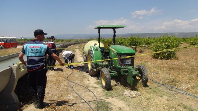 Traktör ile ilaç tankının arasındaki şafta kıyafetleri dolanan kız feci şekilde can verdi