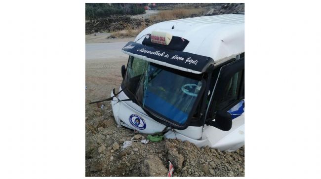 FRENİ BOŞALAN ÖĞRENCİ SERVİSİ TOPRAK YIĞININA ÇARPTI: 4 YARALI