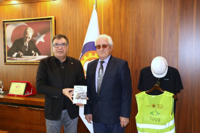 Hüseyin Şendağ kitabını Koçak’a hediye etti
