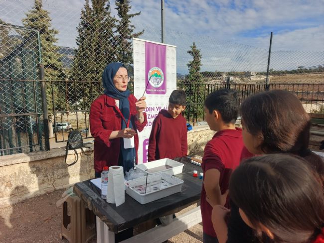 BAĞIMLILIKLA MÜCADELEDE EĞİTİM SEFERBERLİĞİ SÜRÜYOR