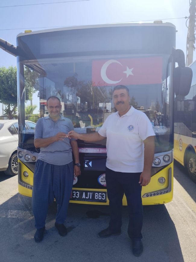 Otobüs şoförü bulduğu altını sahibine teslim etti