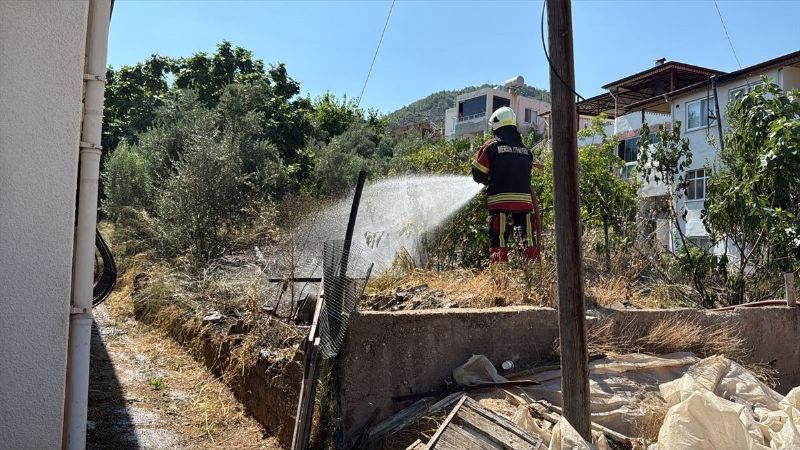 ANAMUR’DA BAHÇEDE ÇIKAN YANGIN KONTROL ALTINA ALINDI