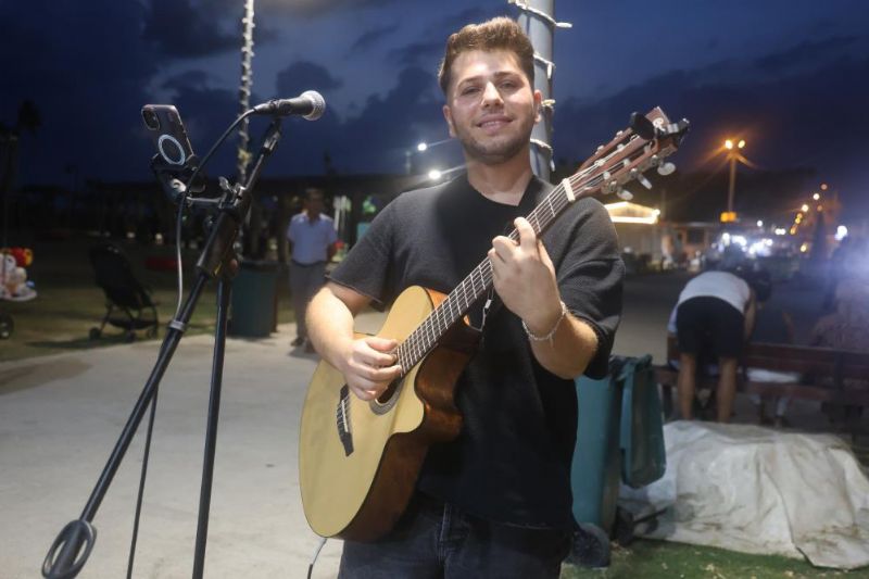 Gündüzleri elektrik tesisatı döşüyor, geceleri gitar çalıyor