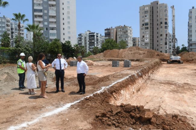 Başkan Özyiğit, kent kütüphanesi inşaatını inceledi