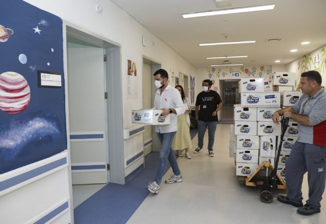 Mersin’de lösemili çocuklara moral veren hediye kutuları dağıtıldı