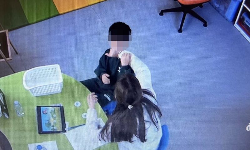 MERSİN'DE OTİZMLİ ÇOCUĞA ŞİDDET KAMERADA: ÖĞRETMEN TUTUKLANDI