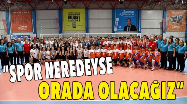 VOLEYBOL ŞAMPİYONLARI ÖDÜLELRİNİ VALİ PEHLİVAN’DAN ALDI