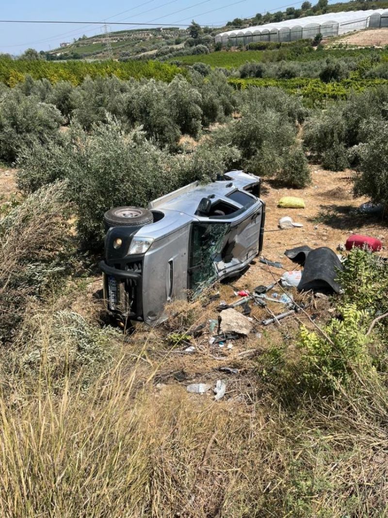 Tarsus'ta pikap şarampole yuvarlandı: Baba ve oğlu yaralandı