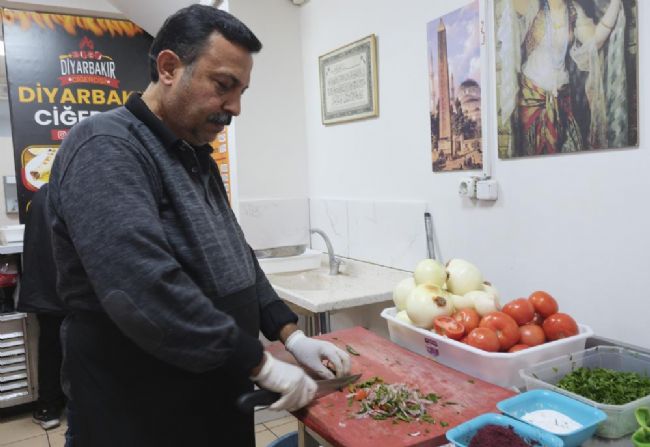 Memleketine döneceği günün hayaliyle yaşıyor