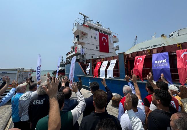 Yardım malzemeleri taşıyan 'İyilik Gemisi' Sudan'a uğurlandı