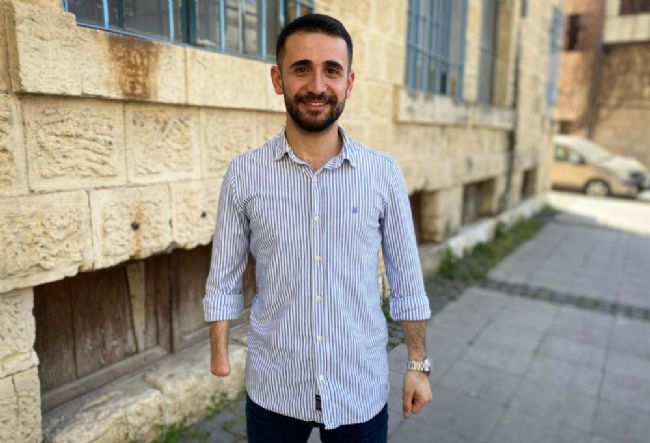 Eli Bileğinden Kopan Genç Sanatçı, Azmiyle Hayata Tutundu